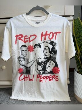 NWOT Chili Peppers Cream Graphic Band Tee S/M